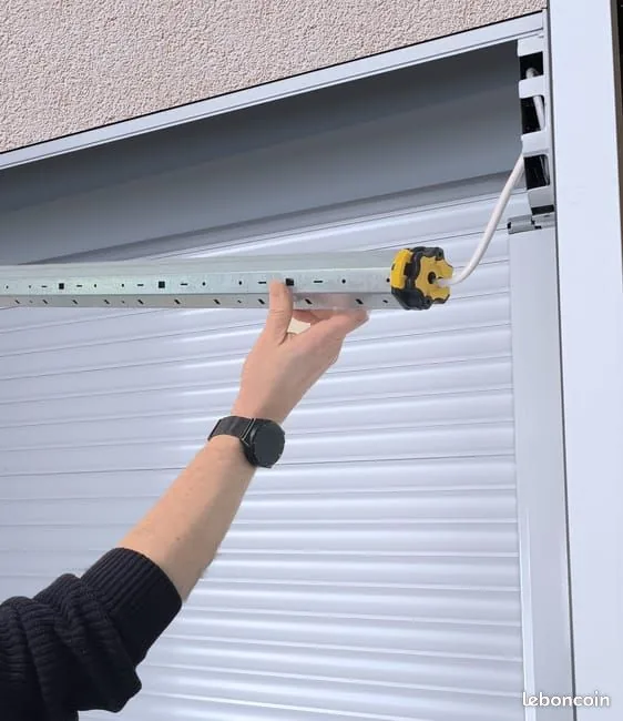 Le remplacement du moteur Pose d'un nouveau moteur tubulaire dans l'axe d'un volet roulant